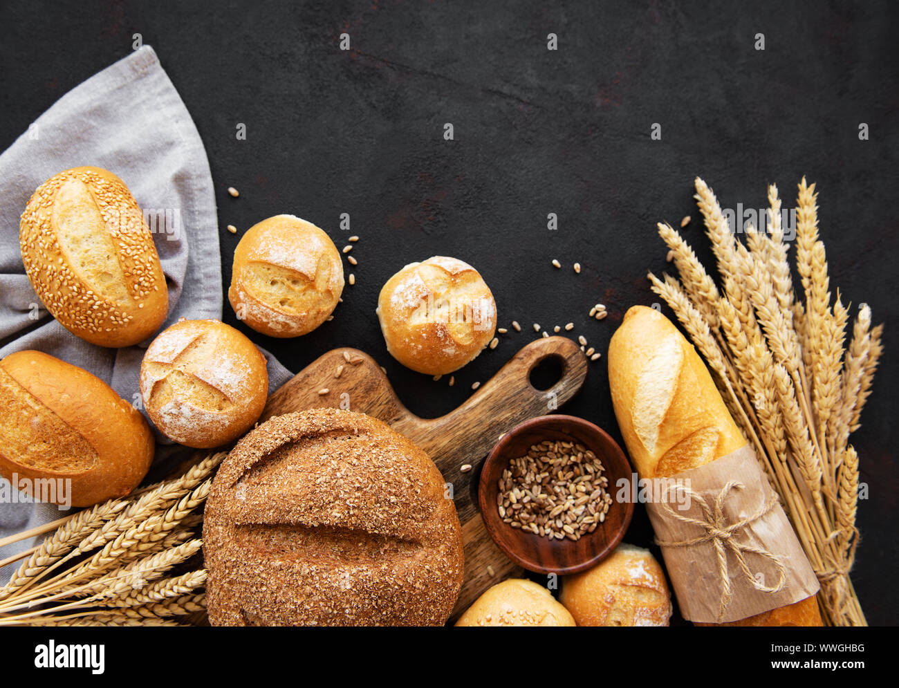 Sortiment von gebackenem Brot auf Schwarz konkreten Hintergrund Stockfoto