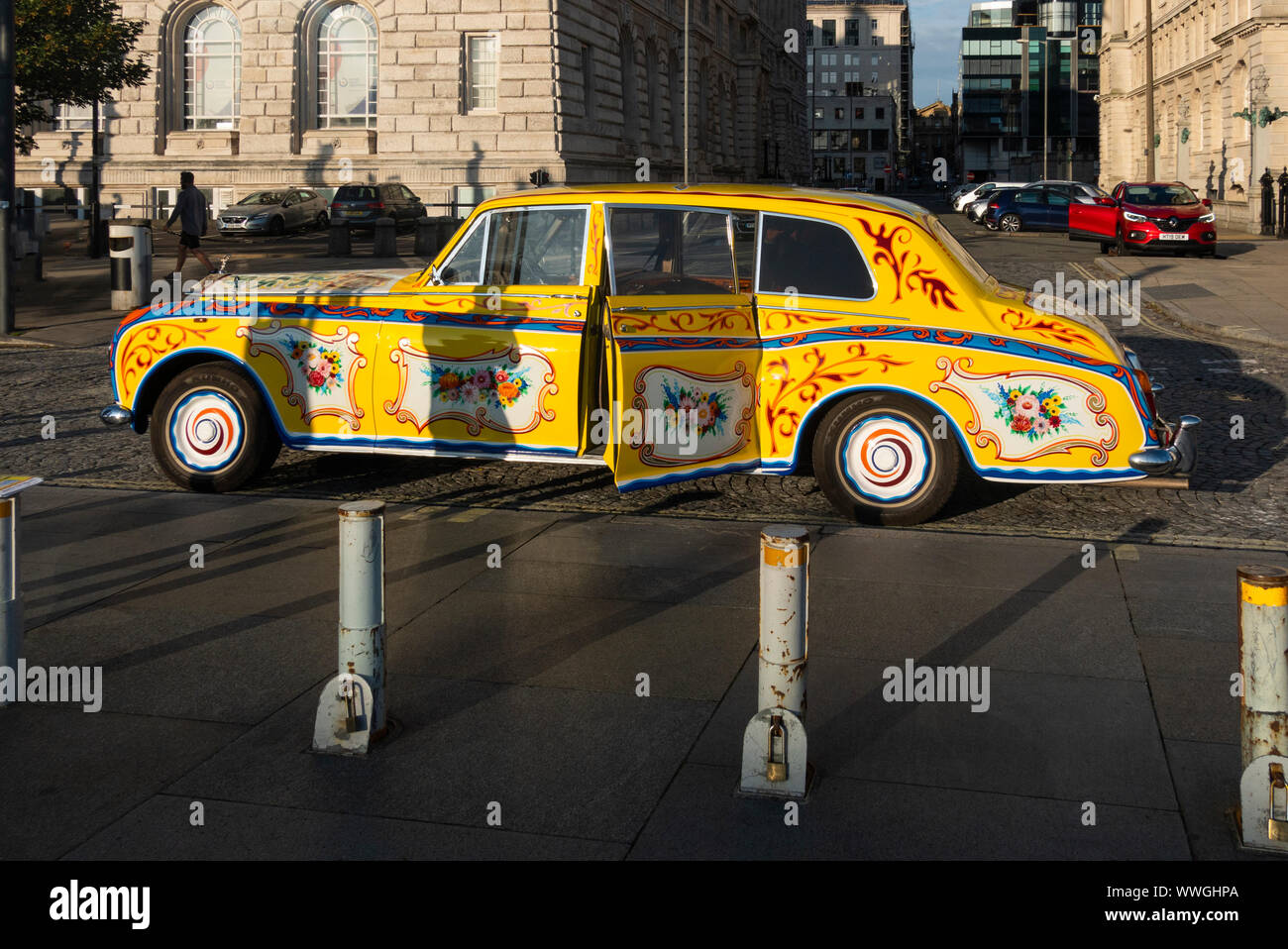 Bunte Rolls Royce Vermietung von Touristen in Liverpool Stockfoto