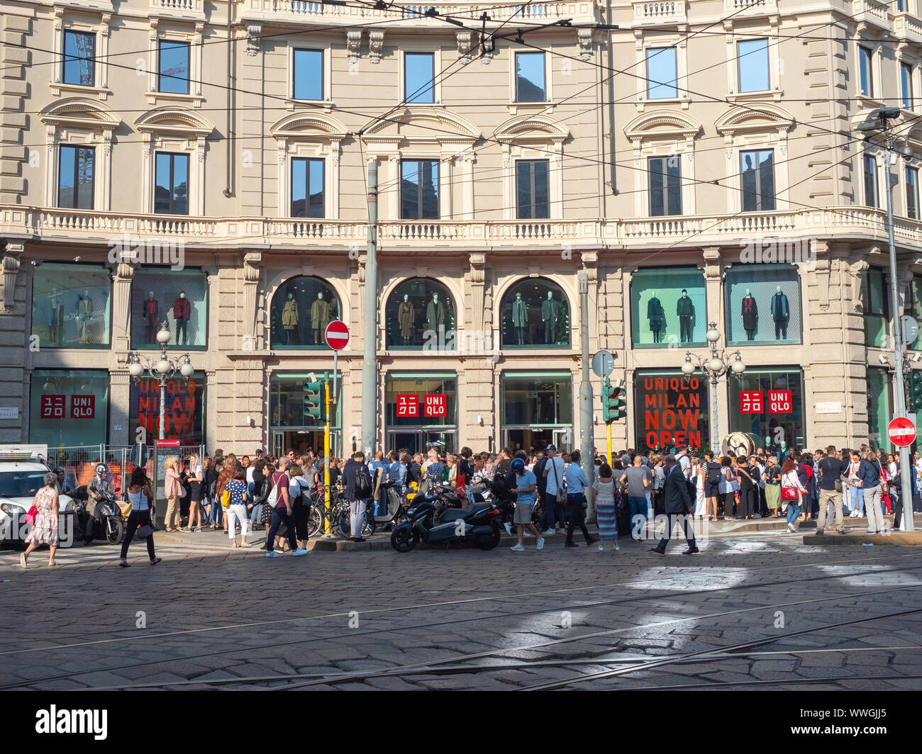Piazza Cordusio, Mailand, Italien - 13 September, 2019 Menschenmassen  versammelt sich vor der neuen Uniqlo Store warten die Türen geöffnet werden  Stockfotografie - Alamy