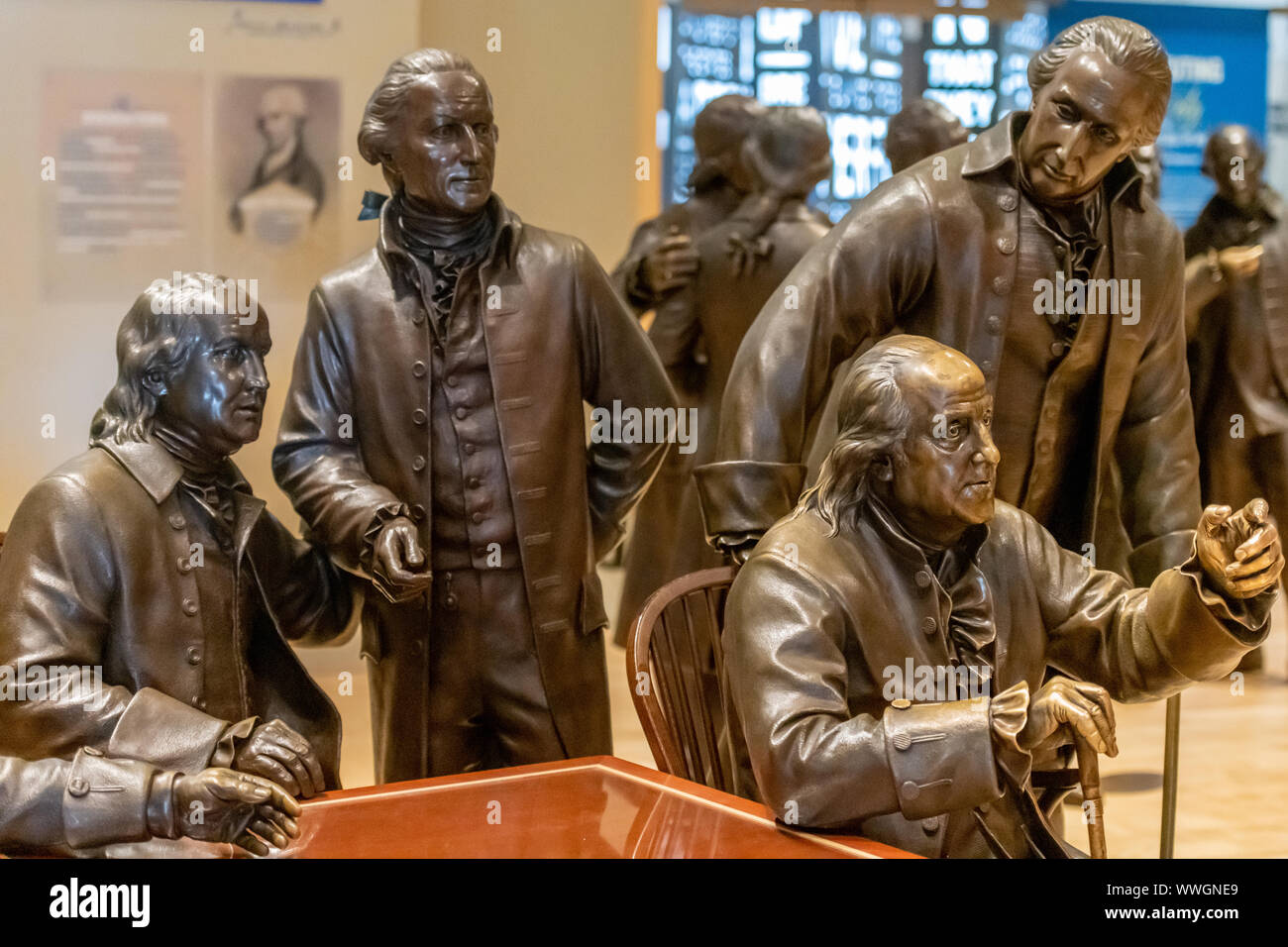 Bronze Statuen der Gründerväter in Unterzeichner "Halle an der National Constitution Center, Philadelphia Stockfoto