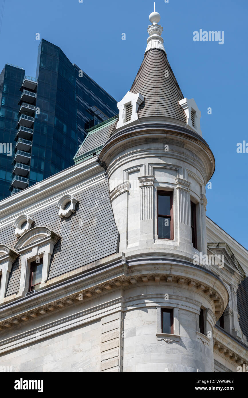 Einen französischen Zweiten Kaiserreich Stein Turm auf einer Ecke des Philadelphia City Hall aufwändig gestalteten Stockfoto