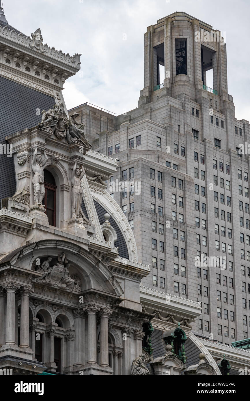 Rathaus von französischen Zweiten Kaiserreich barocke Architektur kontrastiert mit John Torrey Windrim art deco Glockenturm einer breiten St im Zentrum der Stadt, Philly Stockfoto