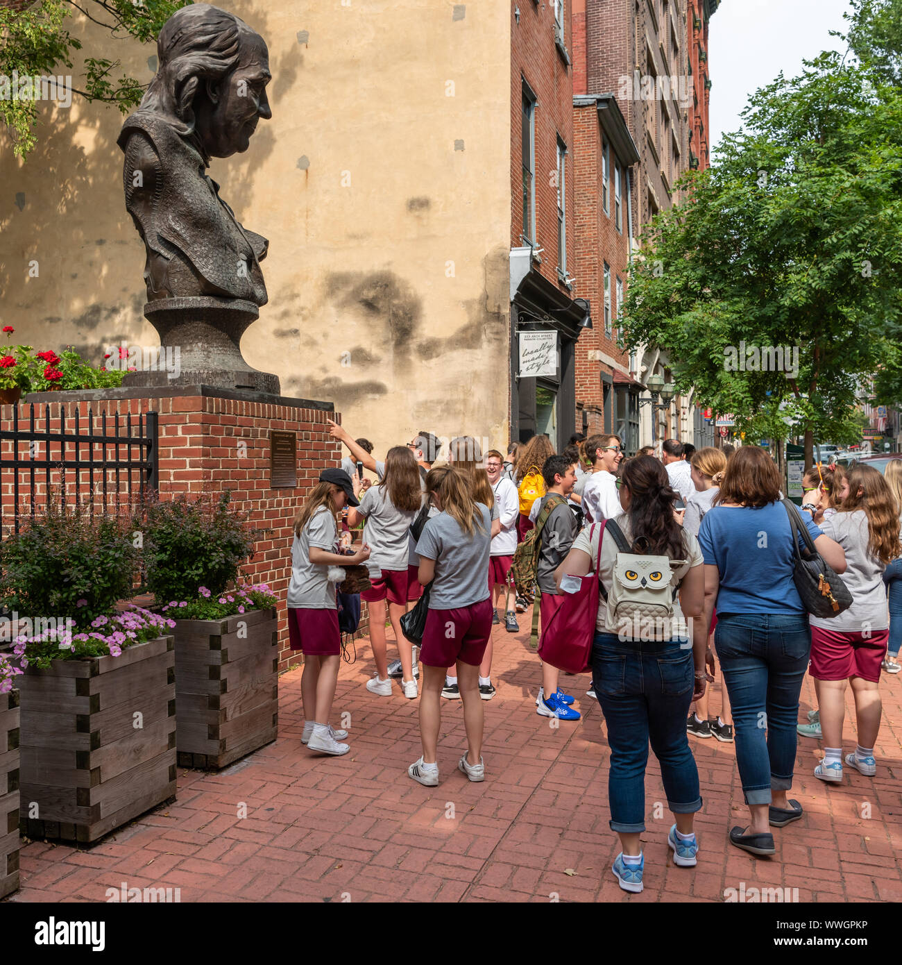 Besuchen Kinder aus St William der Abt Schule, Seaford NY, machen Sie Fotos von Schlüsseln an die Gemeinschaft, die 1 Tonne Bronzebüste von Benjamin Franklin Stockfoto