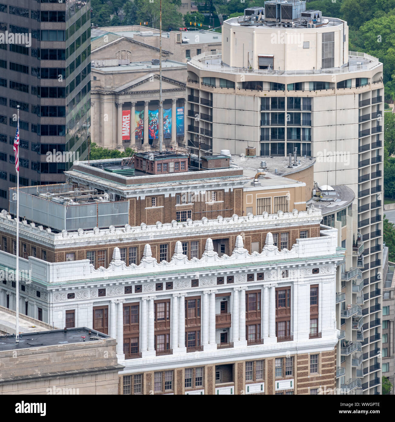 Gegensätzliche architektonische Stile sind typisch für die Philadelphia Center City Landschaft Stockfoto