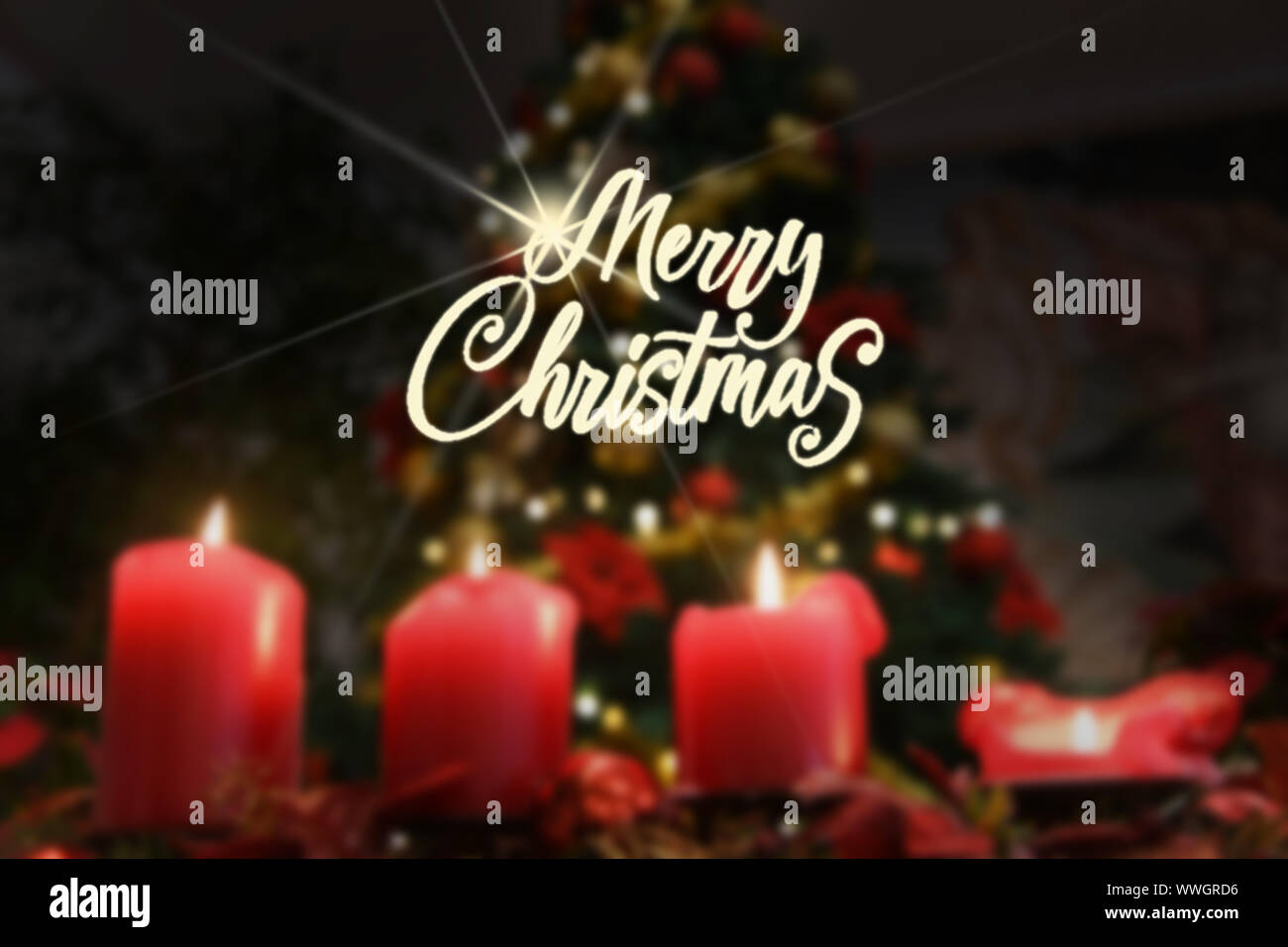 Weihnachten 4 Kerzen Flamme, Frohe Weihnachten Text, Weihnachtsstern  Weihnachtsstern, beleuchtete Baum Hintergrund Schnee Stockfotografie - Alamy