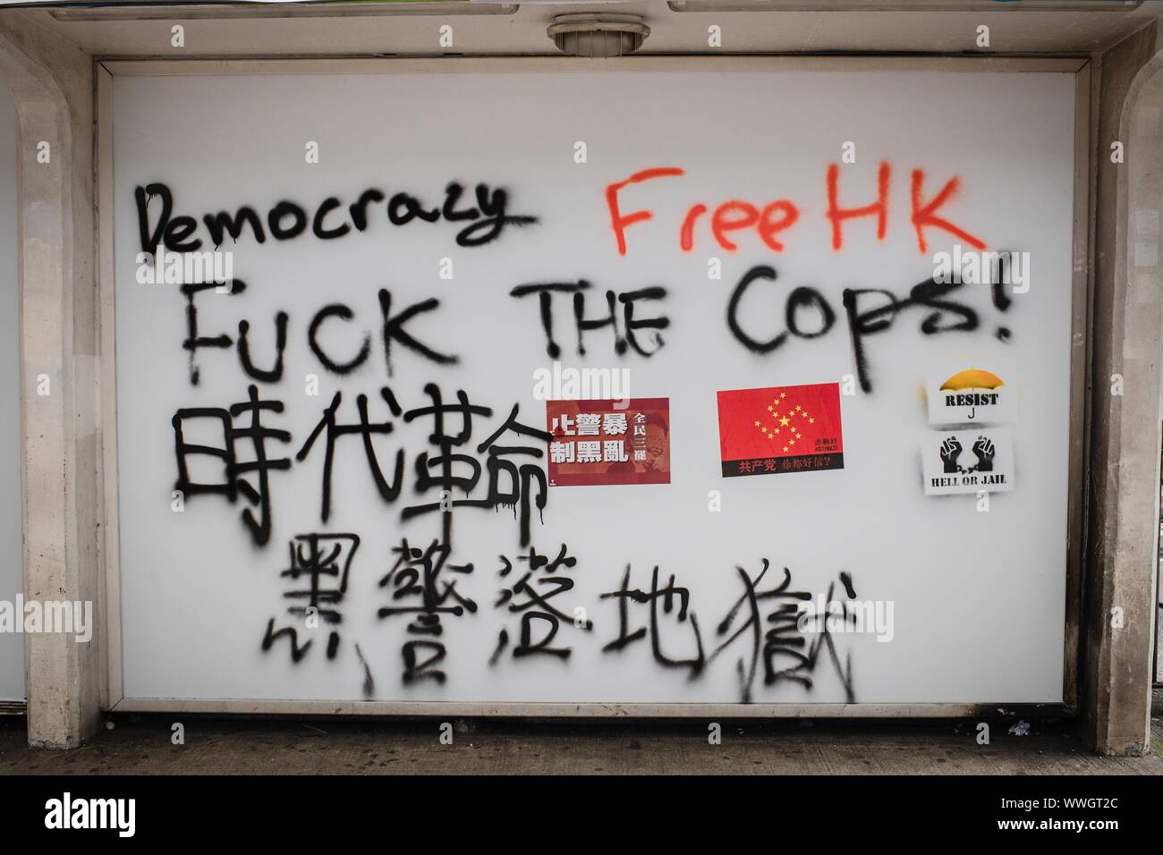 Hong Kong. 15 Sep, 2019. Graffitis an der Wand an einer Haltestelle während einer pro-demokratischen März gemalt. Die Demonstranten weiter über Hongkong für die 15 nachfolgende Woche zu demonstrieren. Nach dem Marsch für ein paar Stunden von Causeway Bay in Richtung Admiralität, Auseinandersetzungen zwischen Demonstranten und der Polizei kam es in verschiedenen Teilen der Insel. Chief Executive Carrie Lam die Polemik Auslieferungsrecht und Demonstranten zurückziehen rufen Sie jetzt die Regierung den Rest ihrer Forderungen, einschließlich einer unabhängigen Untersuchung die Brutalität der Polizei zu sorgen, den Rückzug der Wort "Riot" die Kundgebungen zu beschreiben, und g Stockfoto