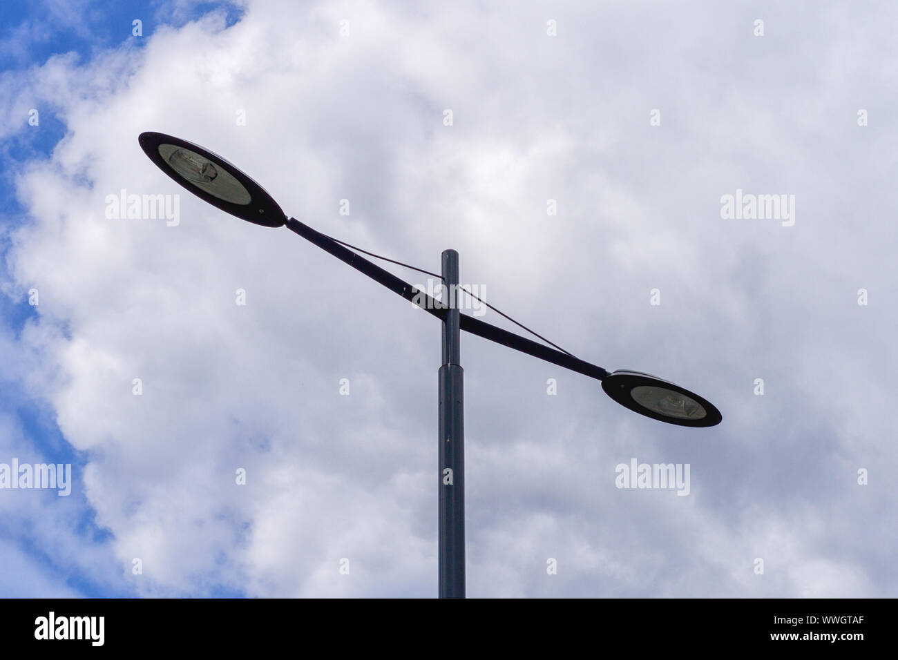 Moderne Straßenleuchte gegen den Himmel mit Wolken. Stockfoto