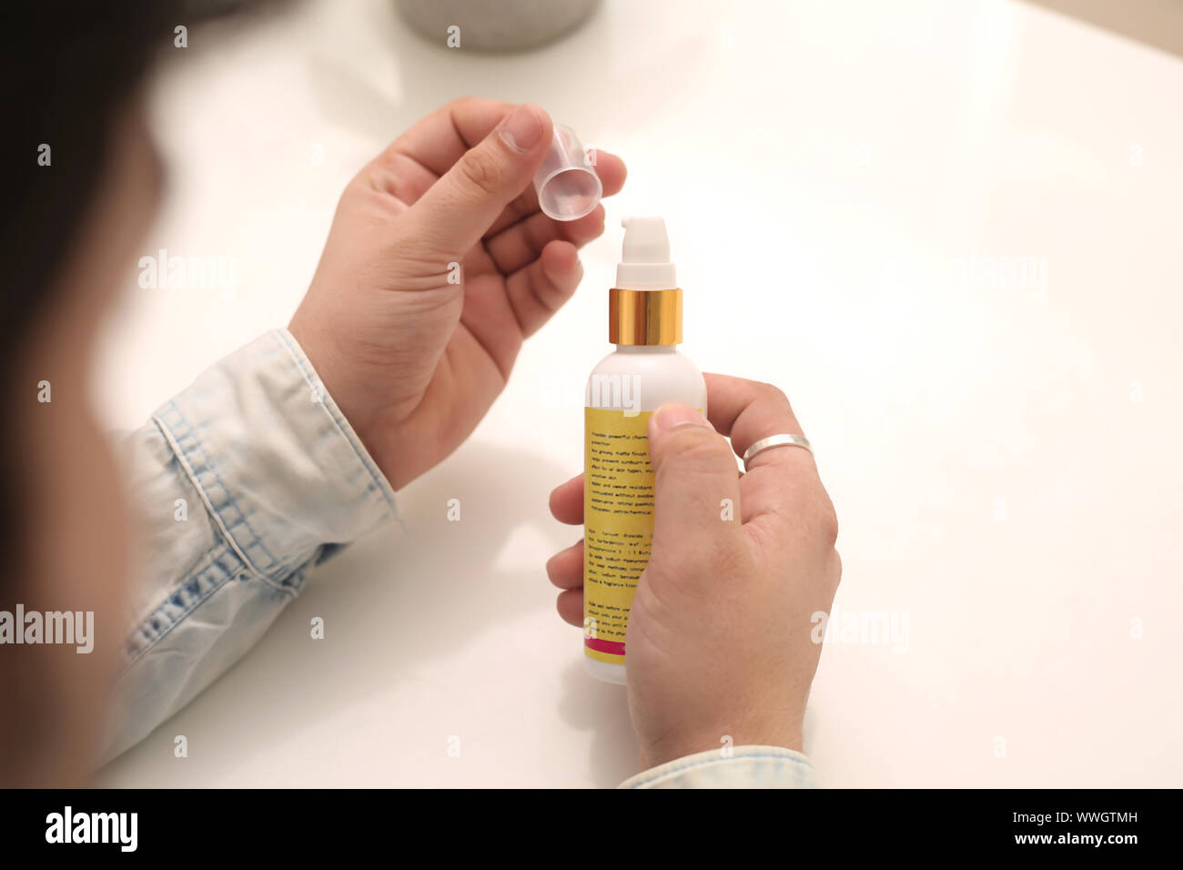 Bild von Mann spray Medizin Flasche in der Hand halten. Auf einem weißen Hintergrund. Stockfoto