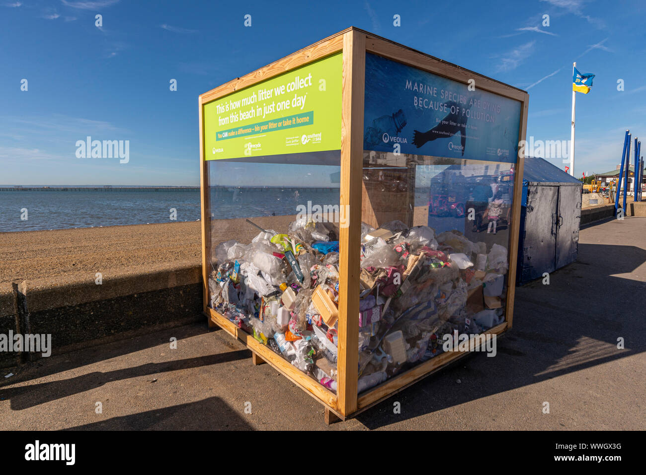 Veolia Southend on Sea großen Müll Würfel verwendet, um die Menge von Abfällen aus der Strand gesammelt zu illustrieren und die Gefahren für die Tier- und Pflanzenwelt Stockfoto