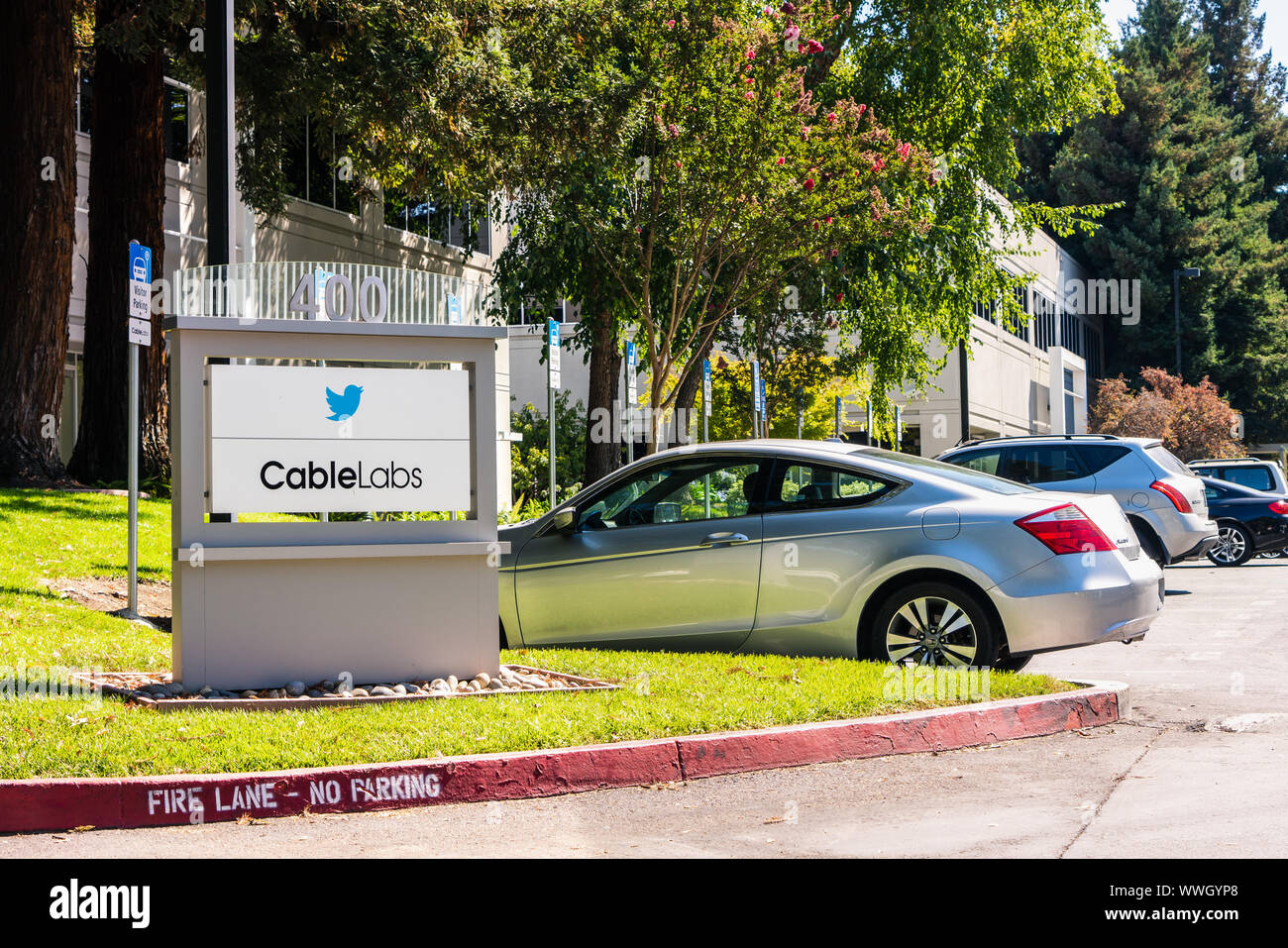 Sep 12, 2019 Sunnyvale/CA/USA - Twitter und CableLabs Büros im Silicon Valley; Kabelfernsehen Laboratories, Inc. ist eine gemeinnützige Inn Stockfoto