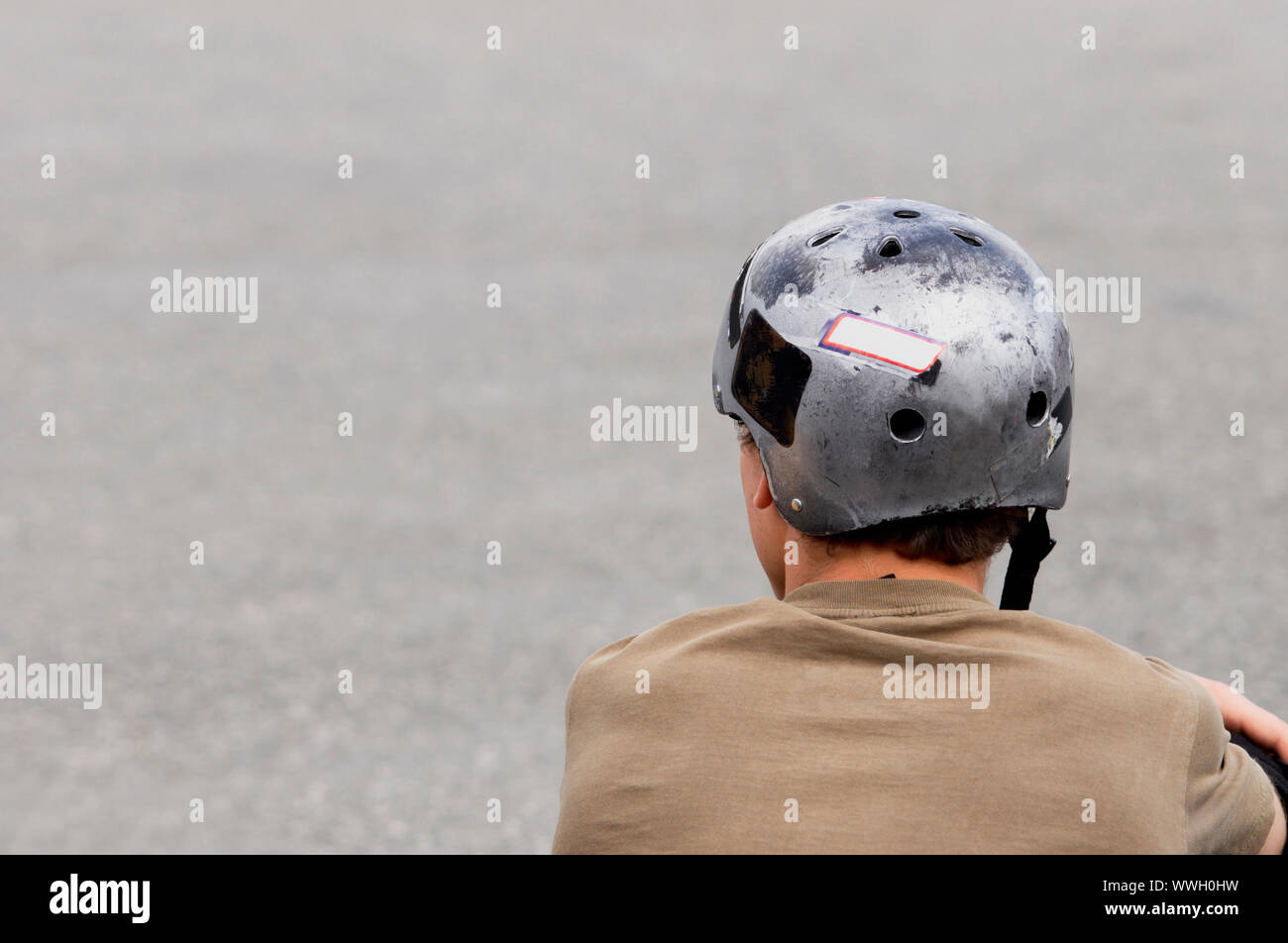 Jugendlich im Helm Stockfoto