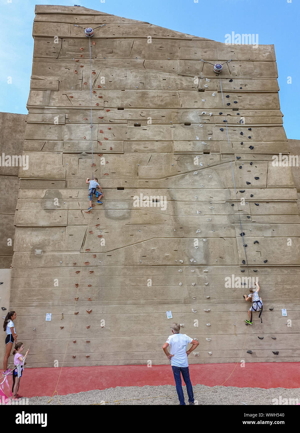 Heilbronn, Deutschland - 8 August, 2019: Kinder Klettern an einer Kletterwand an der Bundesgartenschau BUGA 2019 in Heilbronn, Deutschland Stockfoto