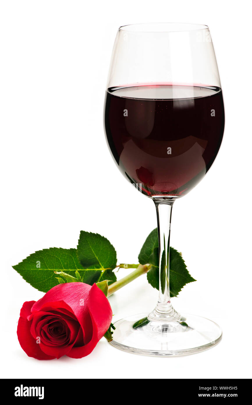 Romantische Glas Rotwein mit stammten lange rose isolierten auf weißen Hintergrund Stockfoto