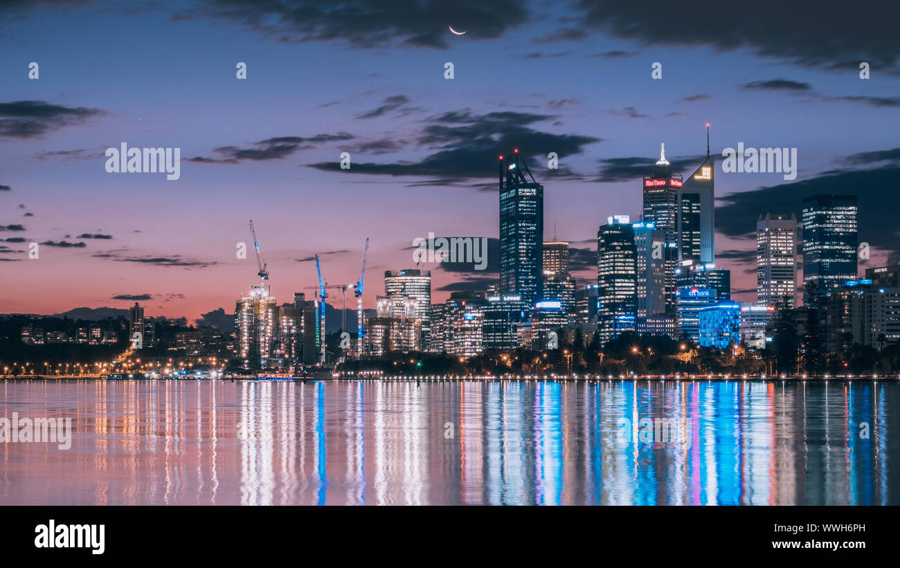 City Light mit Sonnenuntergang und Mondaufgang zusammen bei der Stadt Perth Stockfoto