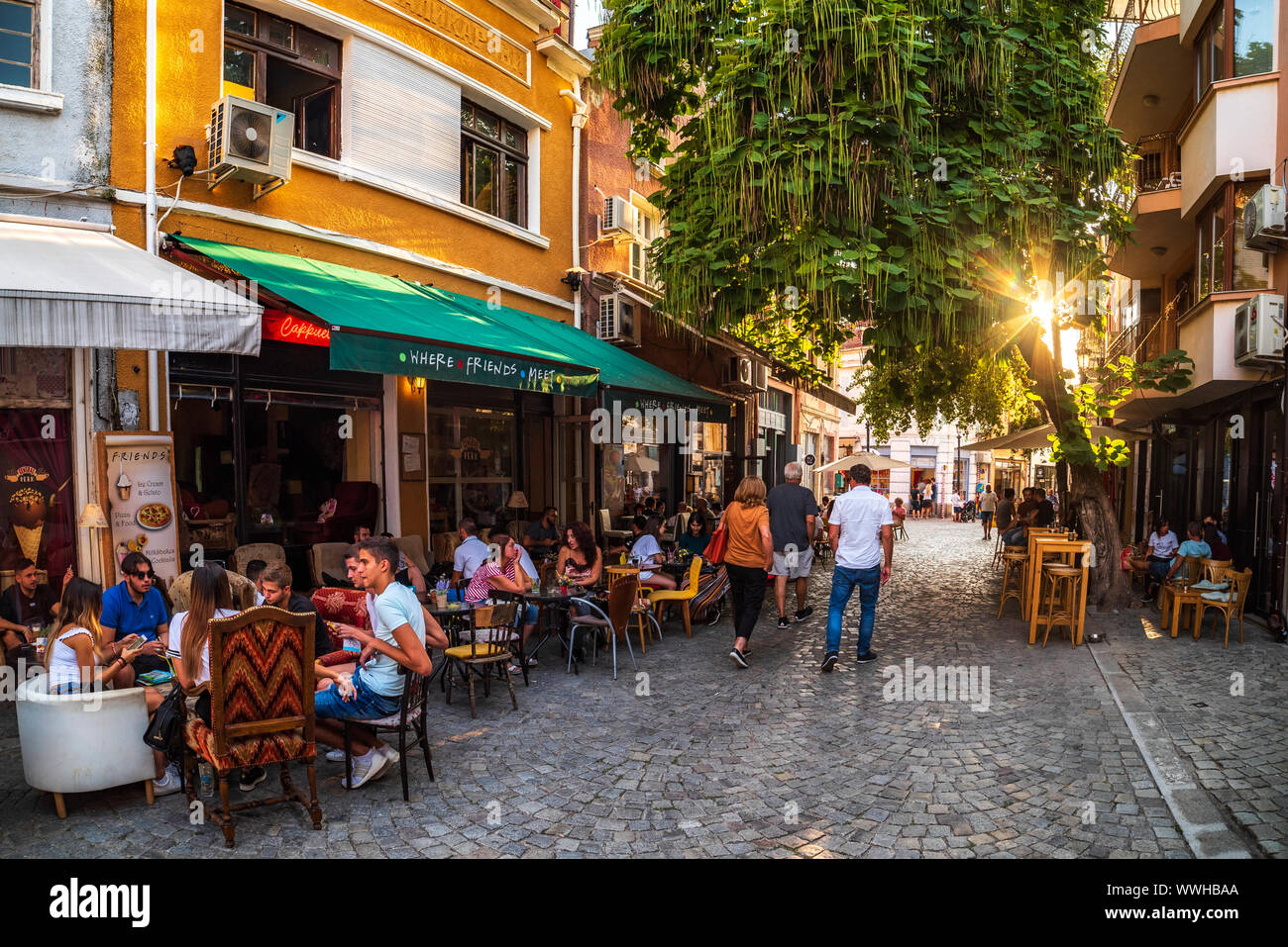 Plovdiv Straßencafés am späten Nachmittag im Stadtteil Kapana, Bulgarien, Europa Stockfoto