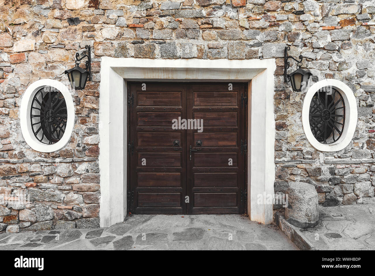 Typische Architektur aus der Altstadt von Plovdiv, Bulgarien. Alte Holztür und Windows auf Stein Haus. Stockfoto