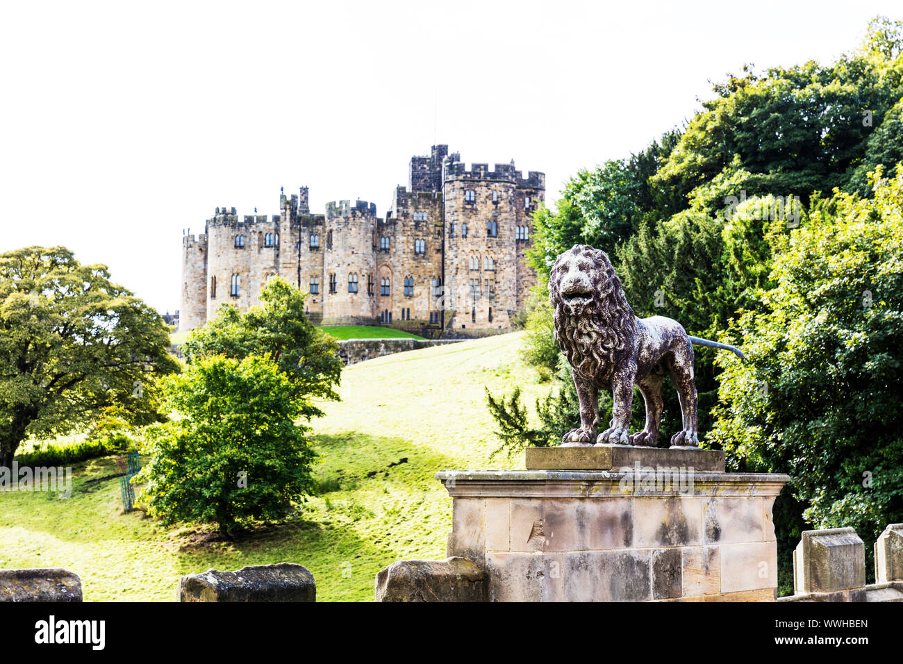 Alnwick Castle, Alnwick Castle, Alnwick, Northumberland, England, UK, Schloss, Schlösser, Außen, Grundstück, Schlosspark, Fassade, Gebäude, Stockfoto