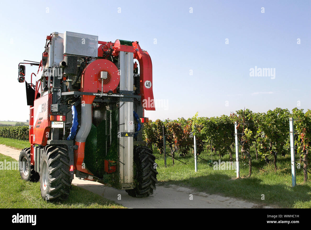 weinlese-erntemaschine-fotos-und-bildmaterial-in-hoher-aufl-sung-alamy
