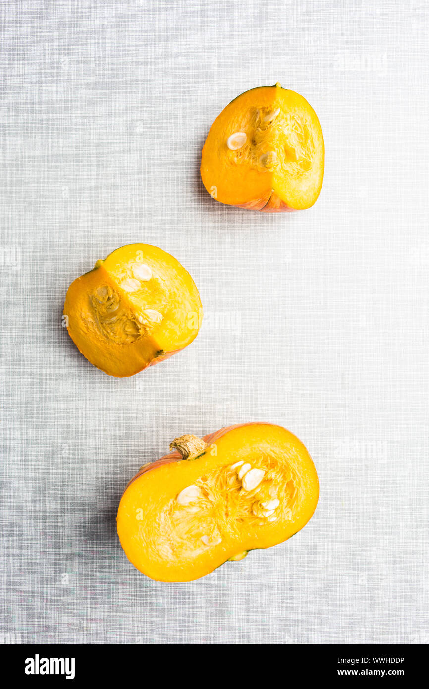 Natürliche Süße Herbst orange Gemüse. Stücke vonschneiden Kürbis über strukturierten Hintergrund. Kopieren Sie Platz. Flach. Ansicht von oben Stockfoto