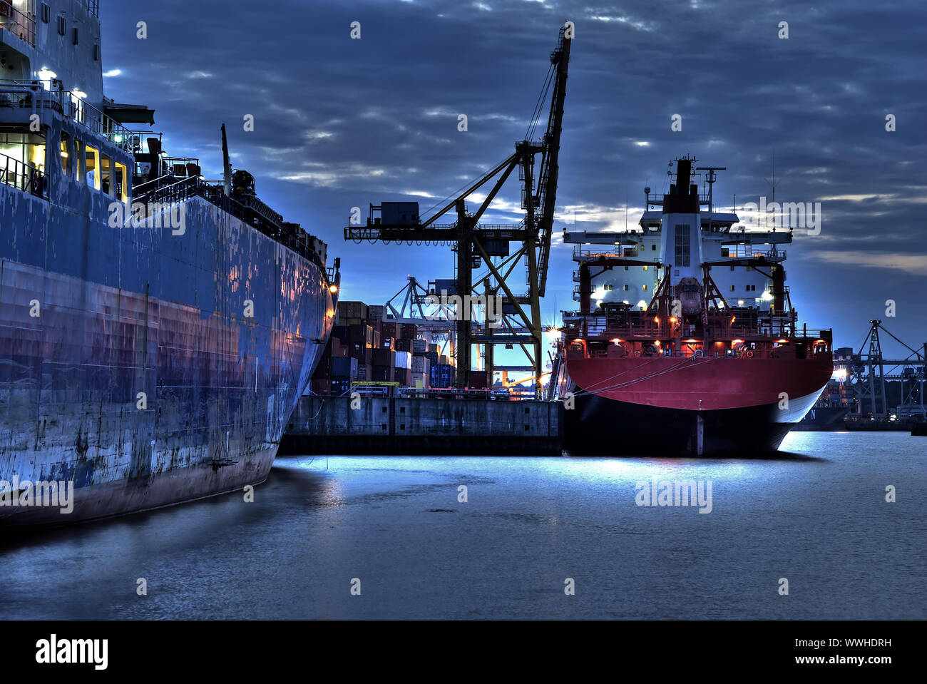 Frachter im Hamburger Hafen DRI Stockfoto