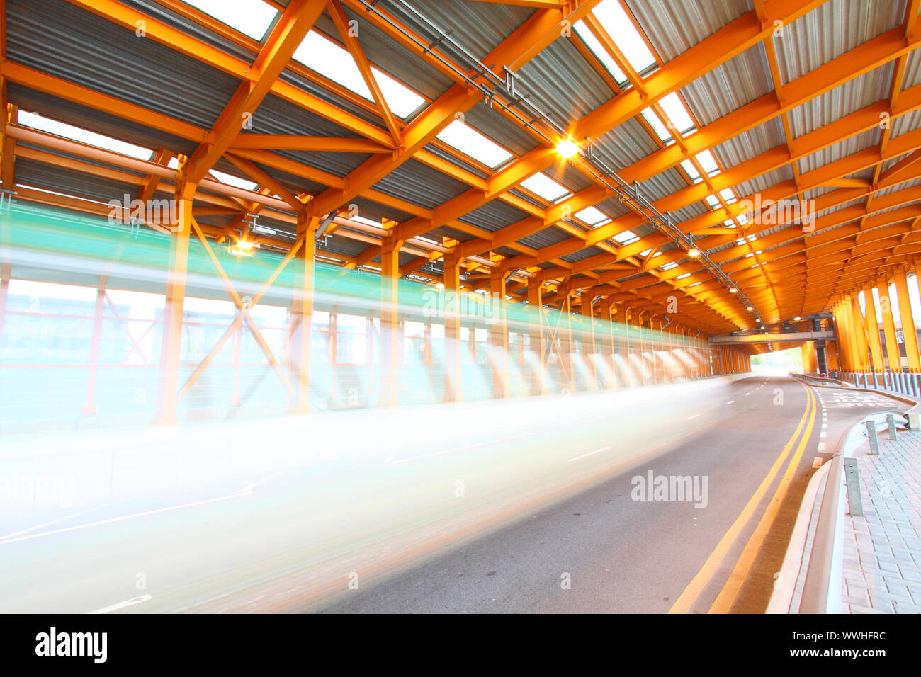 Orange Tunnel tagsüber mit beweglichen Bus Stockfoto