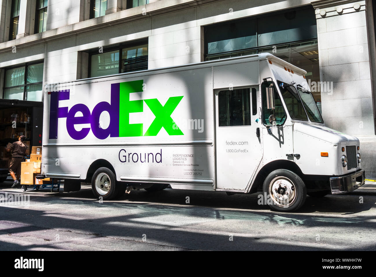 August 21, 2019 San Francisco/CA/USA - FedEx Ground van die Lieferungen in der Innenstadt von San Francisco. Stockfoto