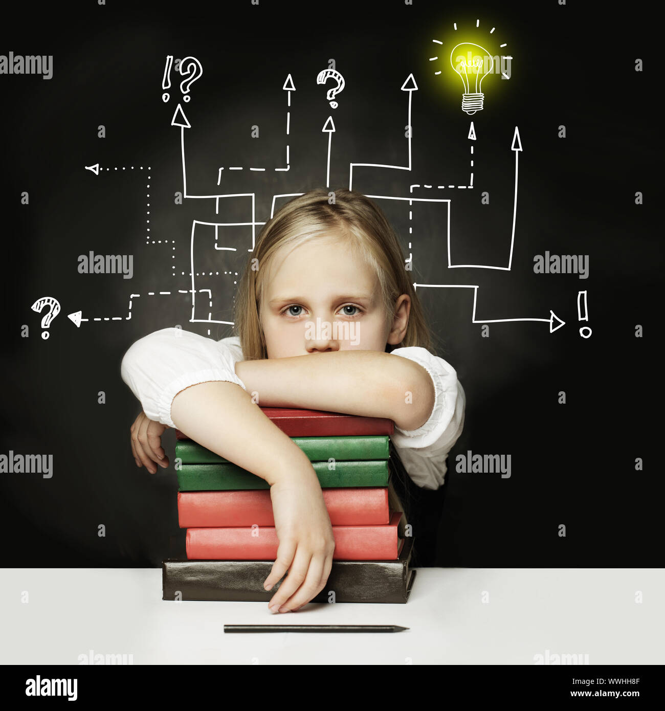 Müde Kind mit Bücher denken am Schwarzen Brett. Nascency Idee im Kopf junger Student. Viele Wege für die Suche Idee Stockfoto