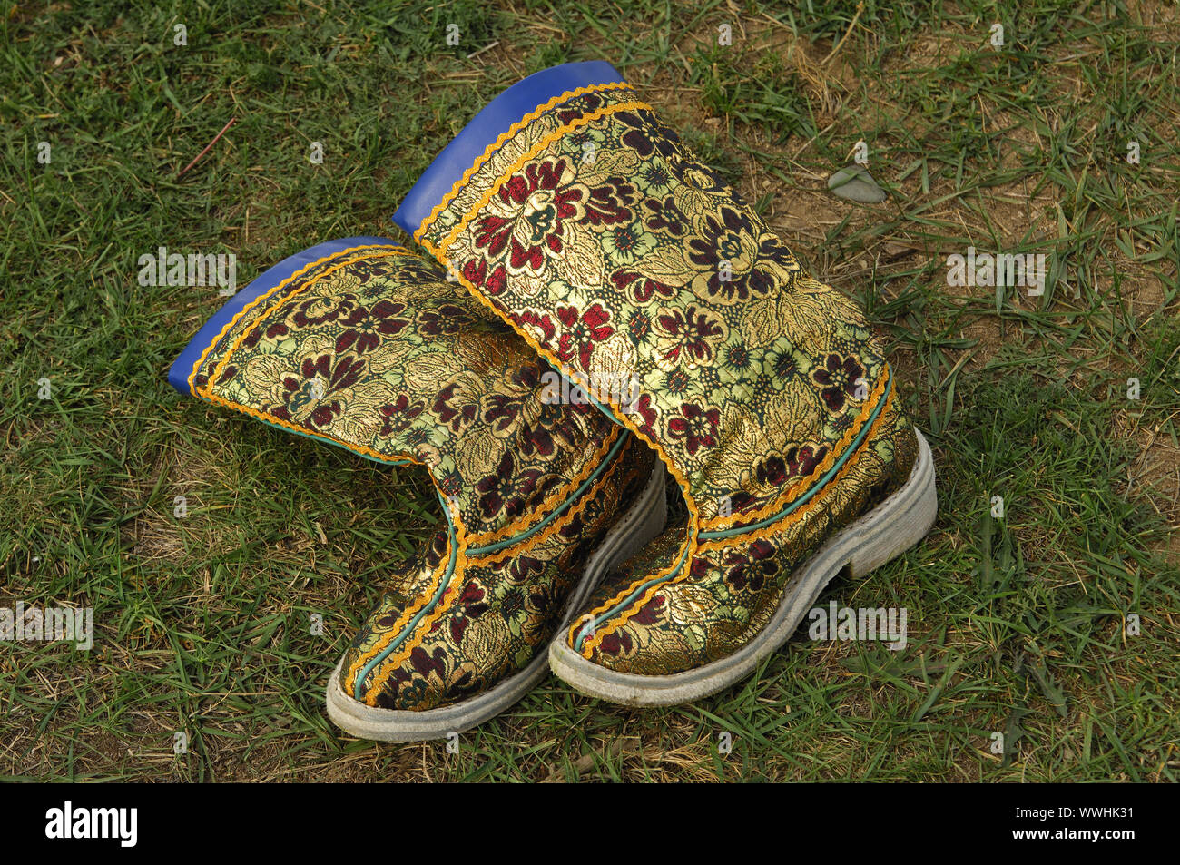 Bestickte Stiefel im Gras, Mongolei Stockfoto