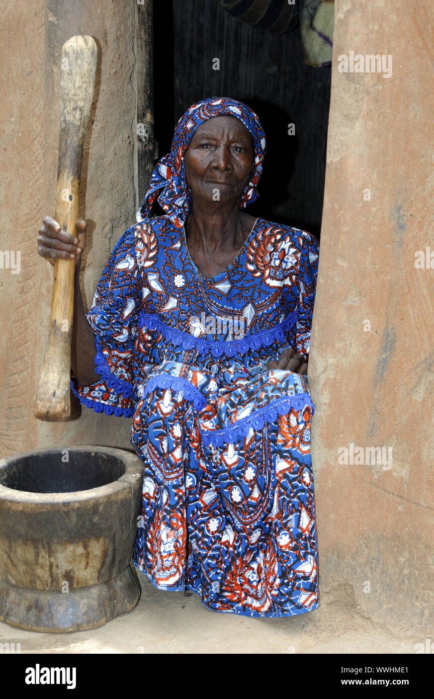 Alte Frau Maischen Mais, Burkina Faso Stockfoto