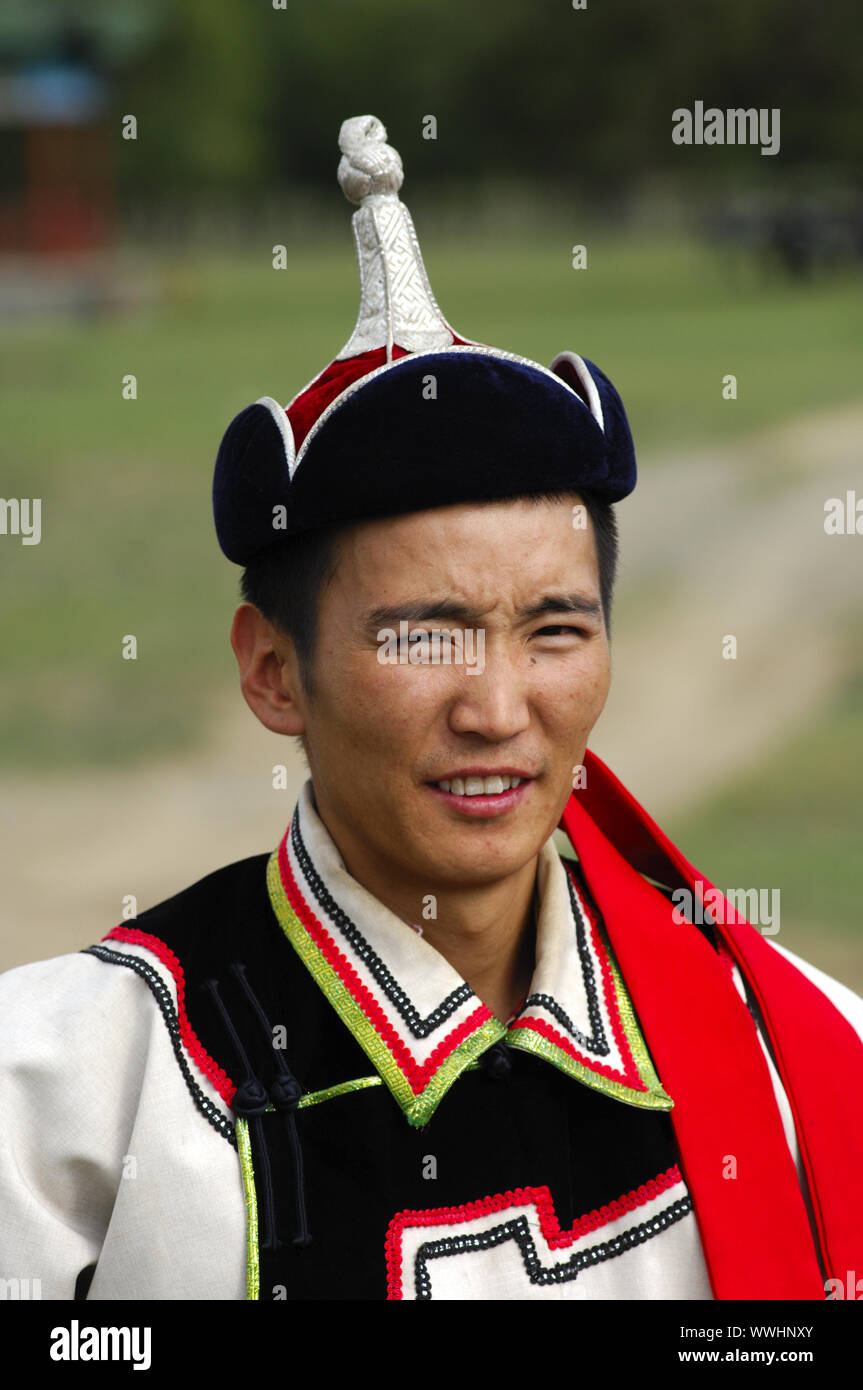 Mann in traditioneller mongolischer Kleidung als Teilnehmer des Naadam Festival Stockfoto