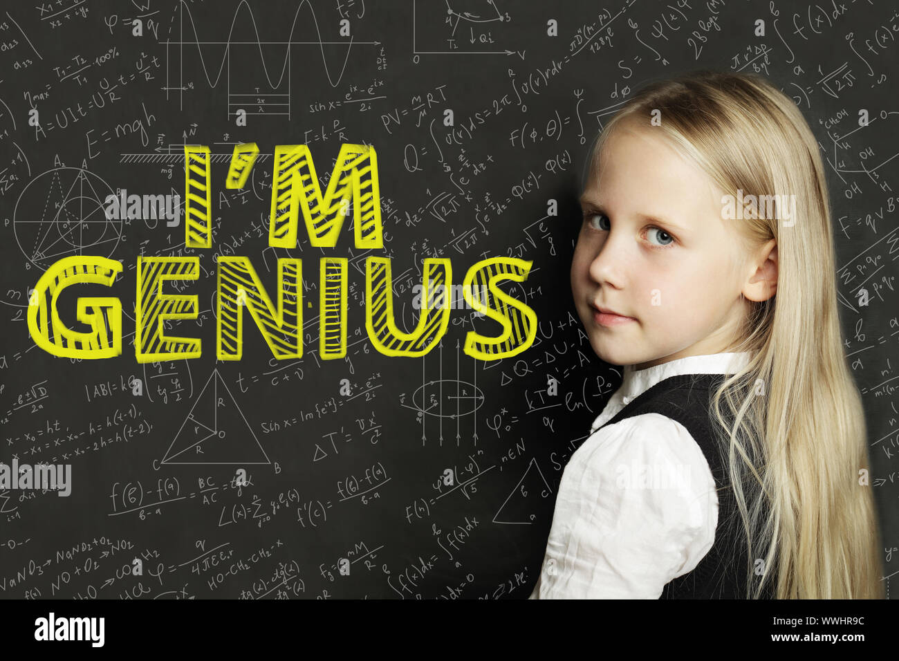 Glückliches Kind Schüler Mädchen auf blackboard Hintergrund mit Wissenschaft und Mathematik Formel Stockfoto