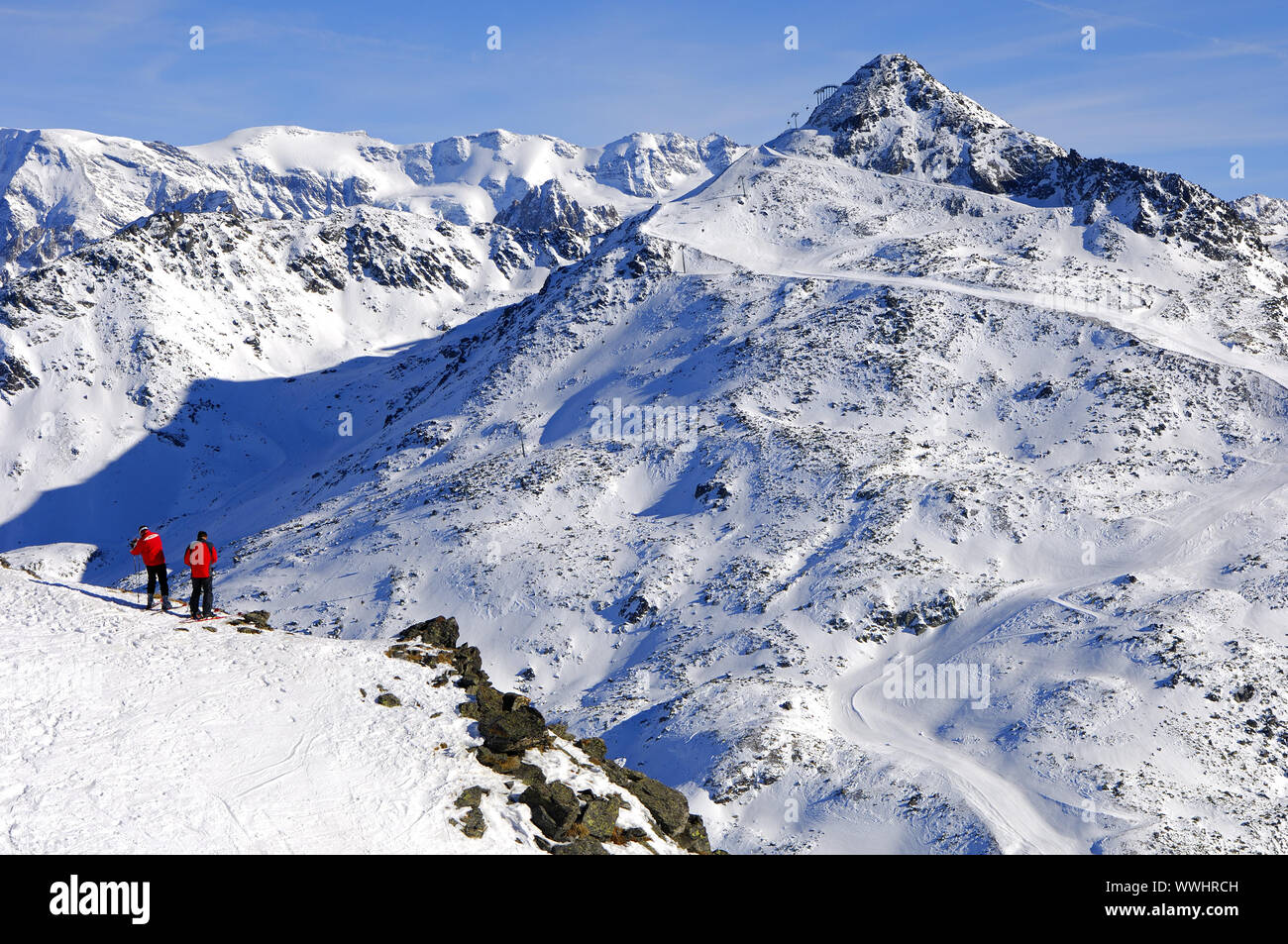 Skifahrer vor Mont du Vallon, Frankreich Stockfoto