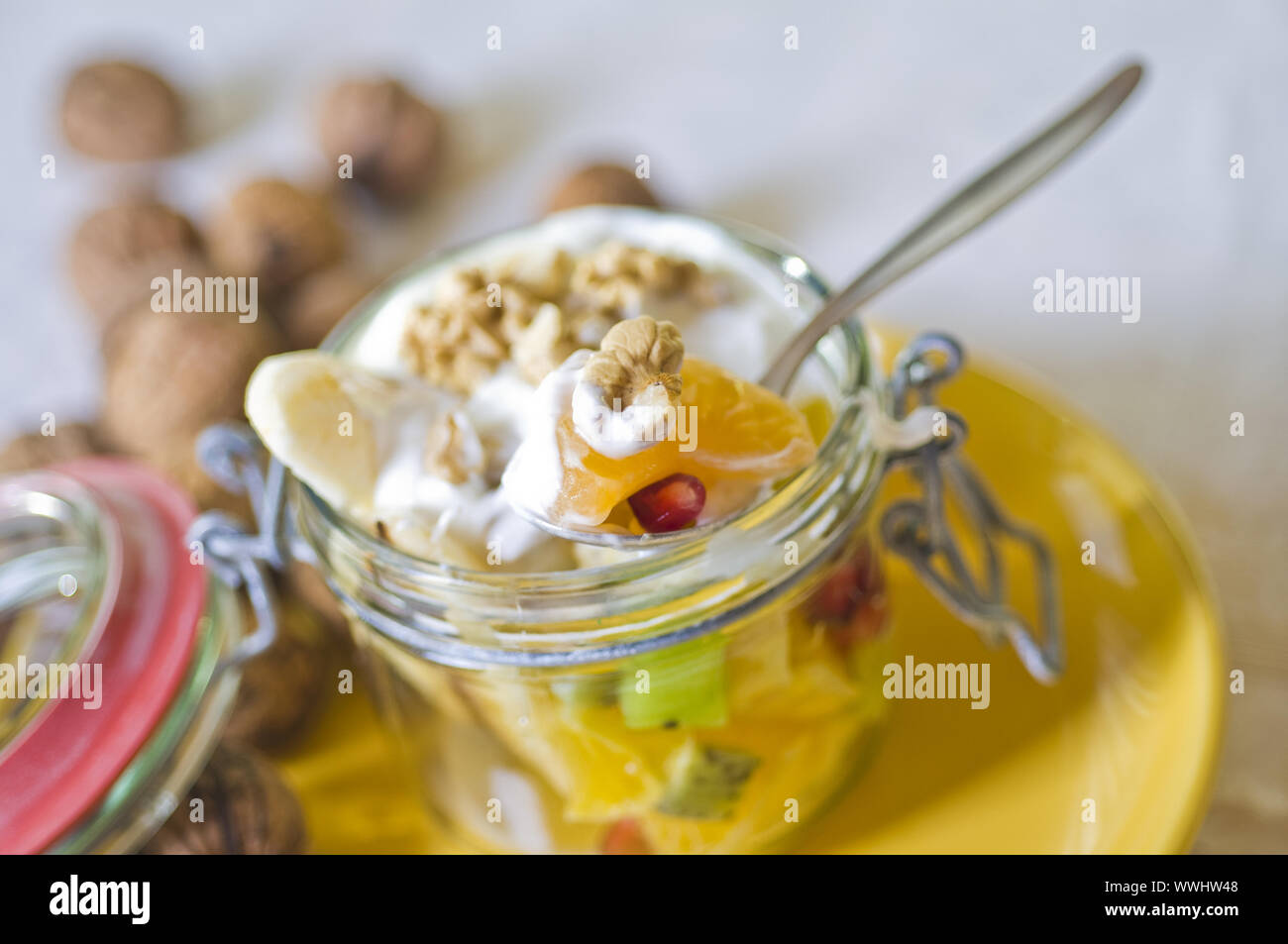 Obstsalat in einem Einmachglas mit Joghurt Stockfoto