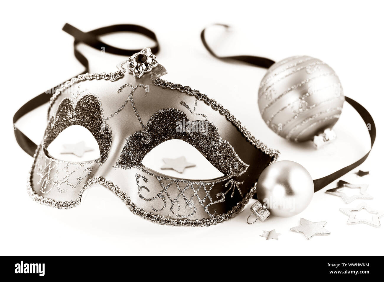 Sepia getont Karneval Maske und Weihnachtsschmuck auf weißem Hintergrund Stockfoto