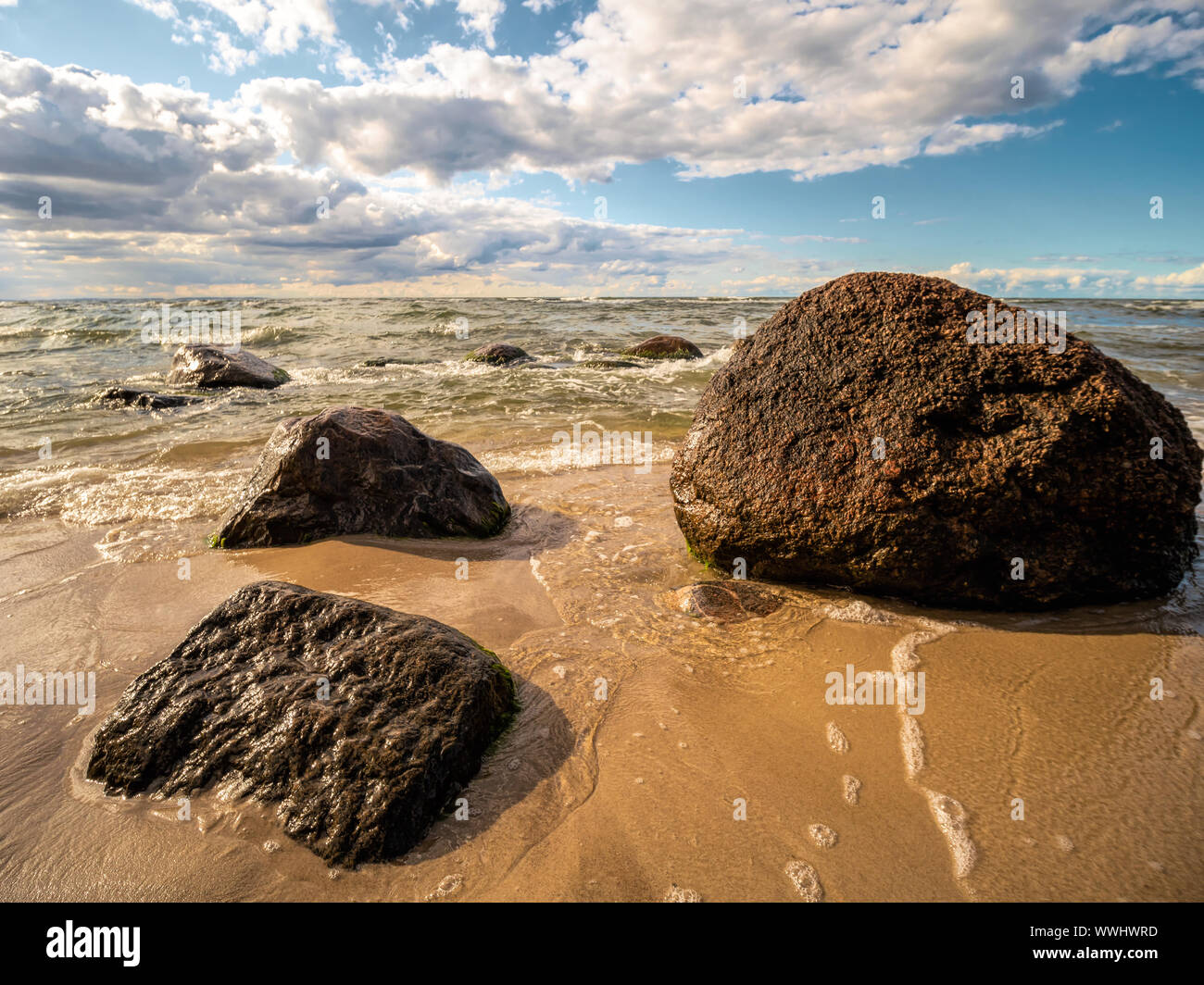 Sandstrand mit einigen Felsbrocken, Ostsee, Polen Stockfoto