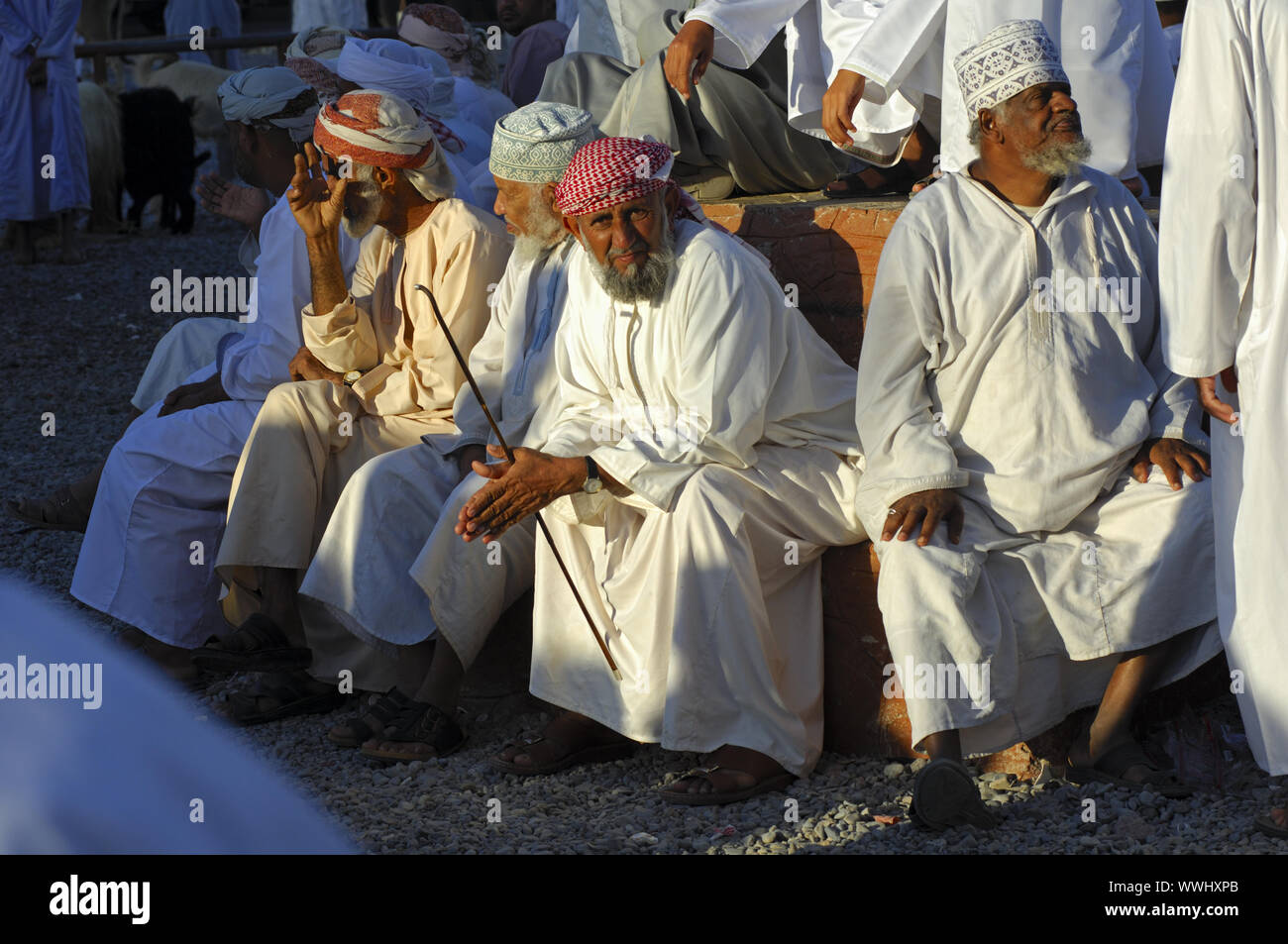 Omanische Männer in der Tracht Dishdasha Stockfoto