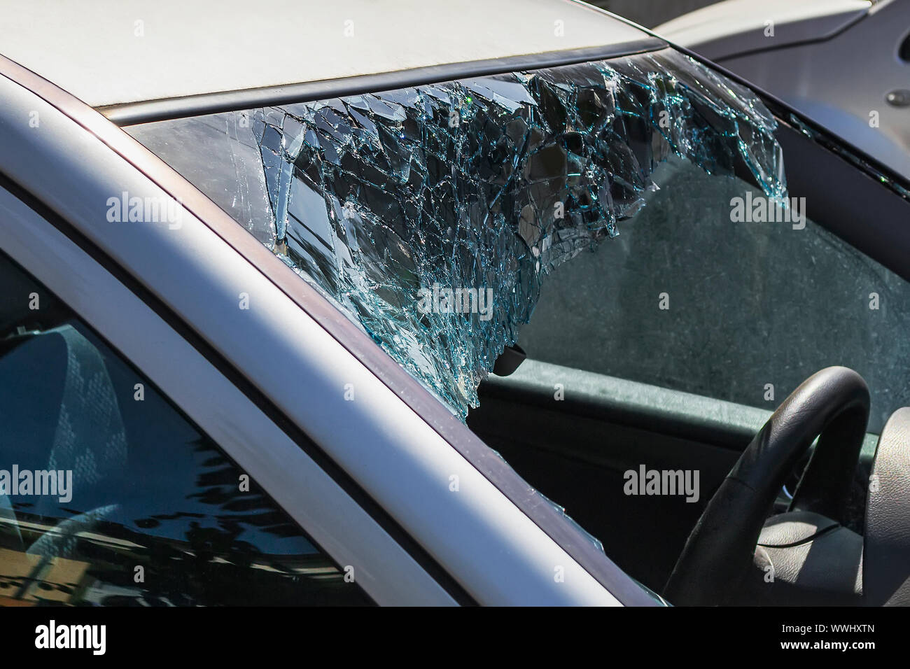 Auto mit gebrochener windschutzscheibe -Fotos und -Bildmaterial in