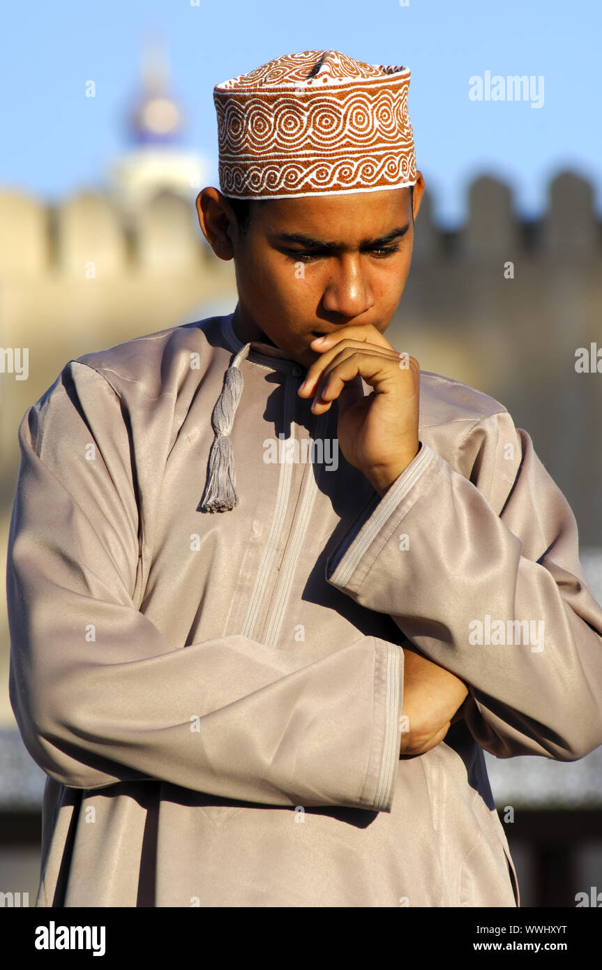 Omanische junge verloren in Gedanken Stockfoto
