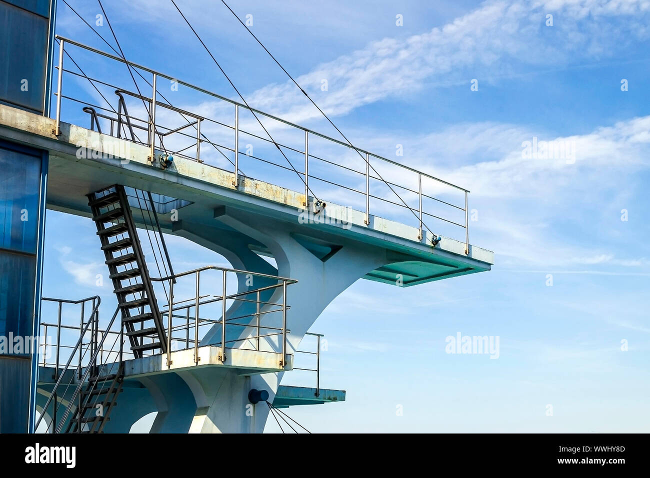 Multilevel Sport Diving board im Außenpool auf einem Hintergrund von blauem Himmel mit weißen Wolken. Tauchen in Wasser von einer Plattform, Wasser sport Stockfoto