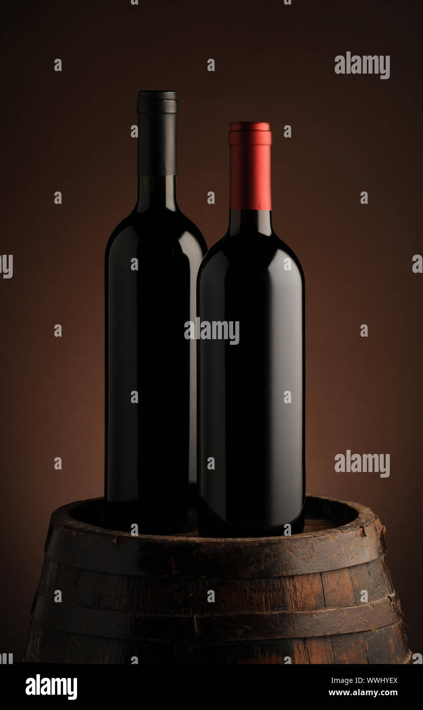 Flasche Rotwein auf Wodden Lauf Stockfoto