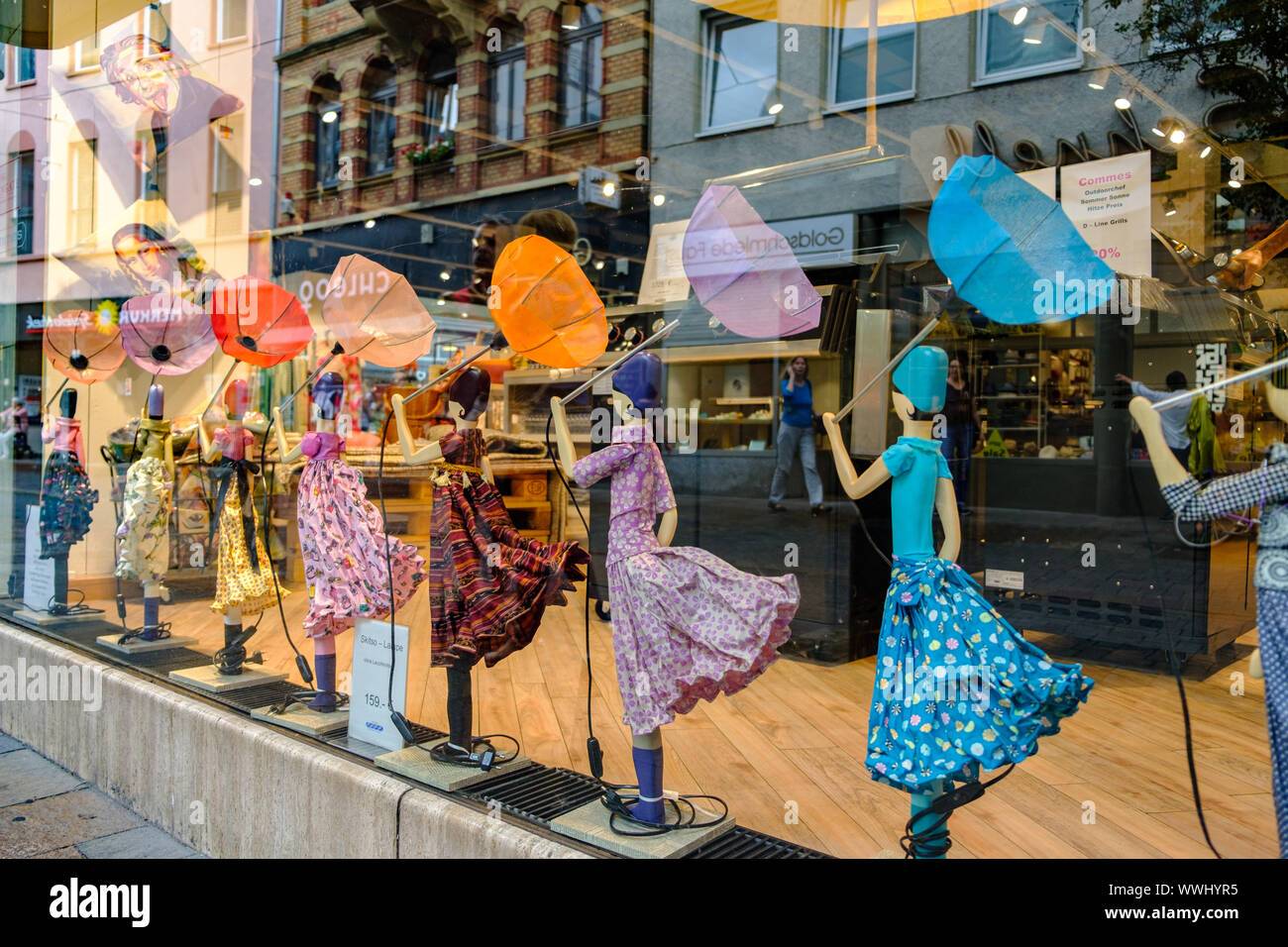 Koblenz, Deutschland - 9. August 2019: Skitso handmade design Tischlampen in einem Schaufenster in Koblenz, Deutschland Stockfoto