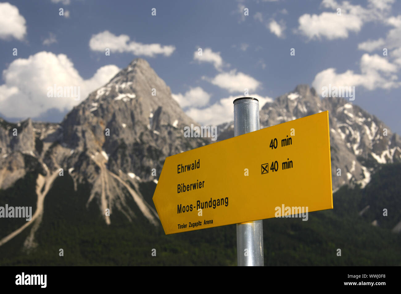 Wandern Wegweiser auf der Moos-Tour in der Tiroler Zugspitz Arena zwischen Ehrwald und Biberwier Stockfoto