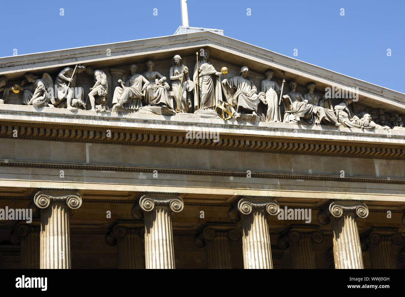 Giebel mit allegorischen Figuren über dem Haupteingang des British Museum Stockfoto