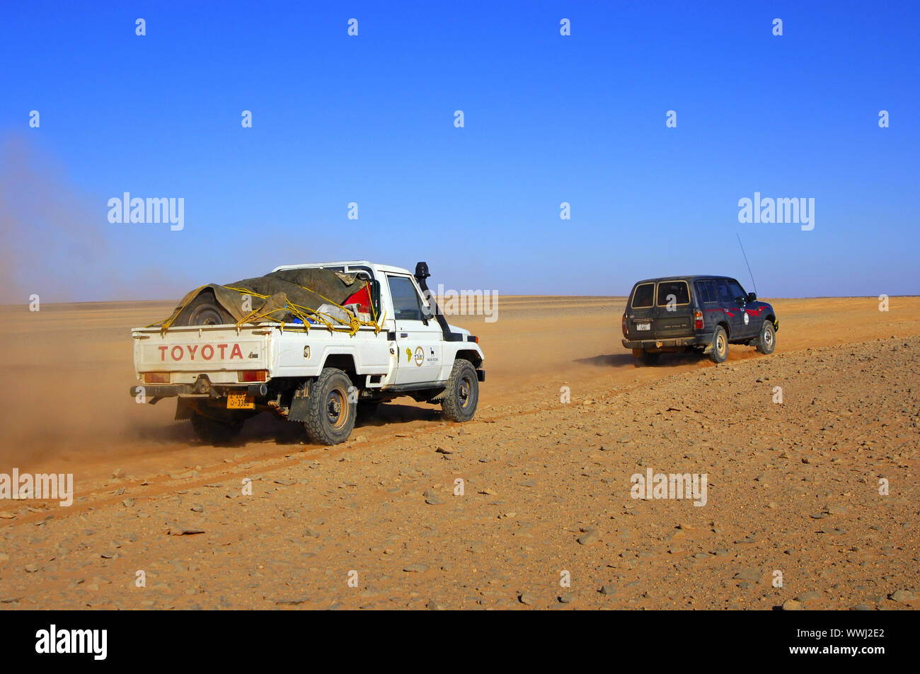 Jeeps fahren auf einer Piste durch eine Wüste Landschaft Stockfoto