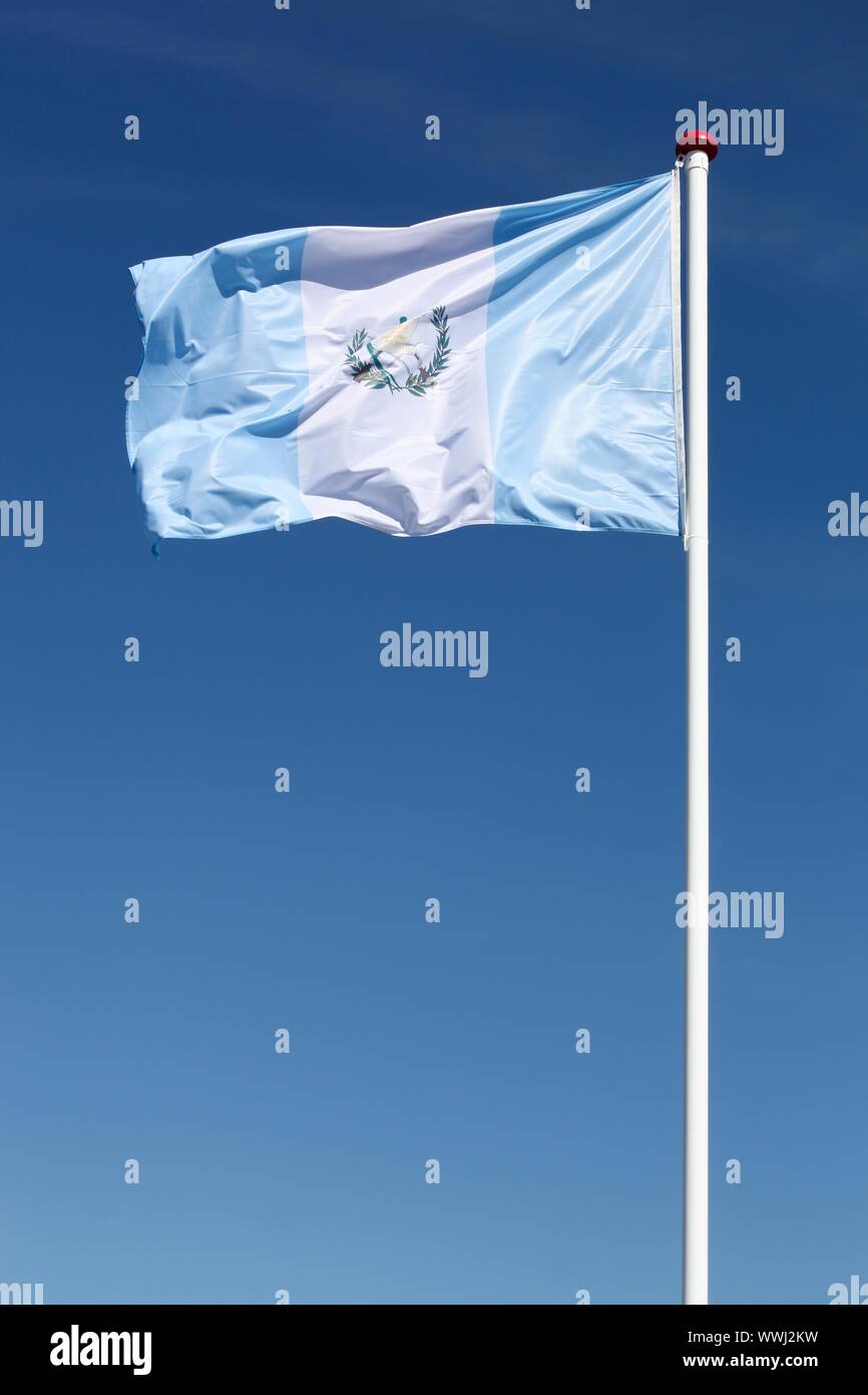 Flagge Guatemala winken in den Himmel Stockfoto