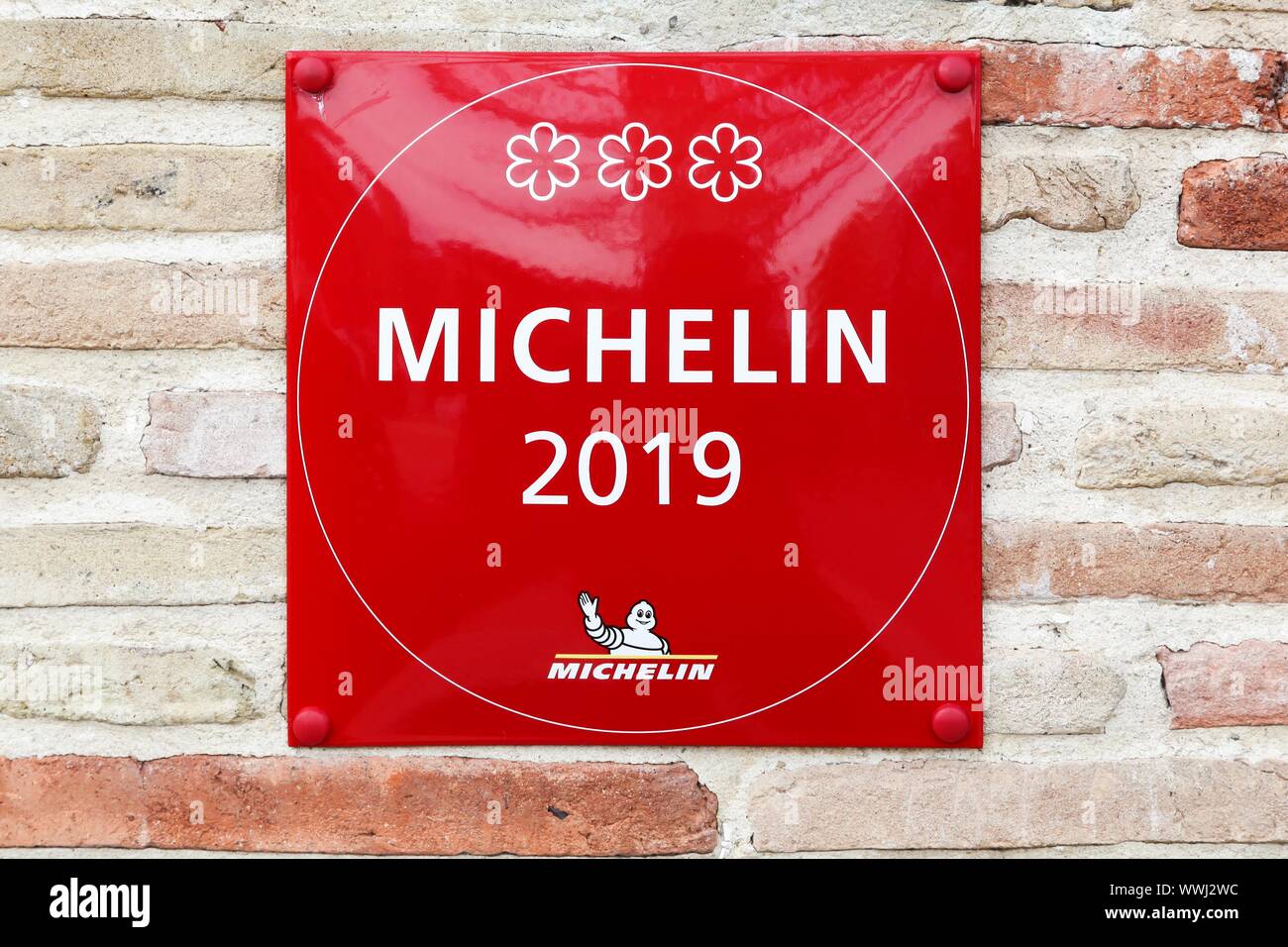 Vonnas, Frankreich - April 5, 2019: 3 Sterne Michelin Restaurant Symbol an einer Wand. Michelin Führer sind eine Reihe von Reiseführern, die von der Gesellschaft veröffentlicht. Stockfoto