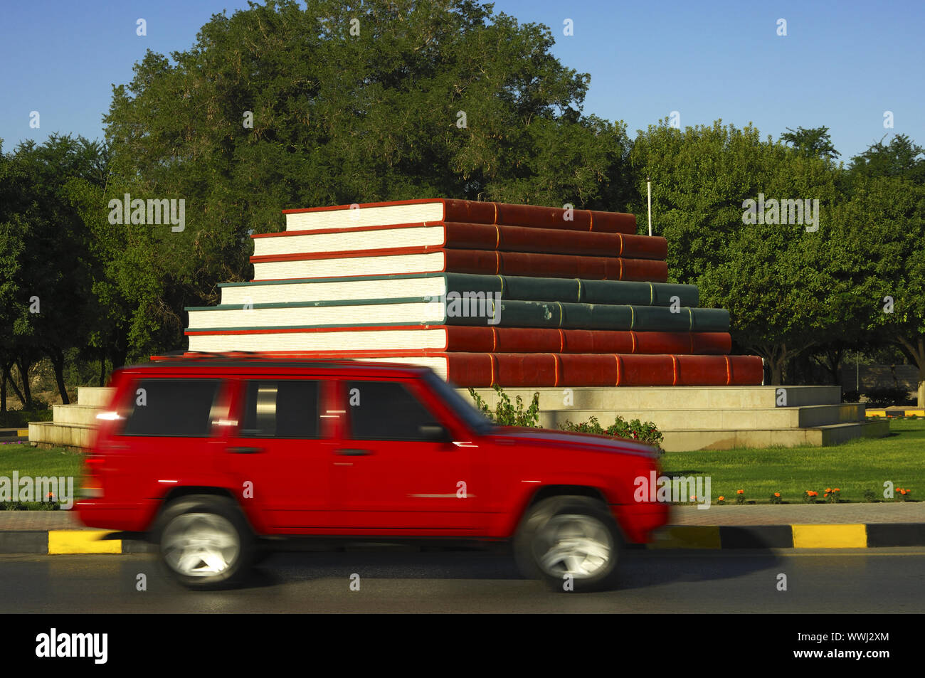 Verkehrsinsel als Stapel Bücher, Nizwa Stockfoto