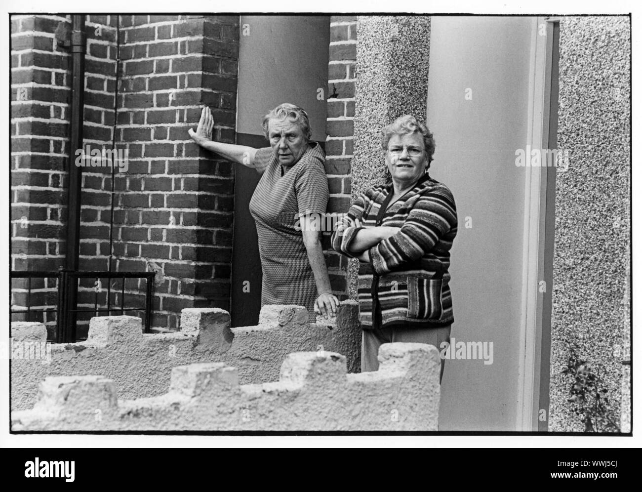 Ältere Frauen als Nachbarn vor der Tür stehend Stockfoto