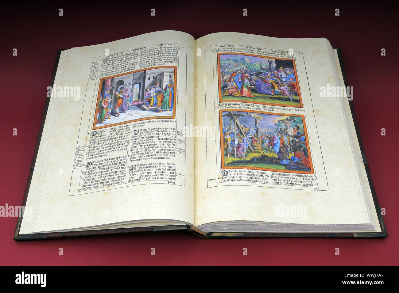 Alte Bibel in Leder gebunden, auf der Gutenberg Bibel Stockfoto