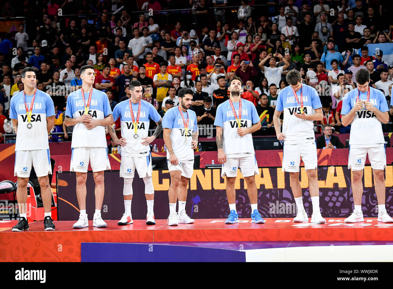 Spieler aus Argentinien gewann den zweiten Platz der 2019 FIBA Basketball-WM in Peking, China, 15. September 2019. Spanien besiegt Argentinien 2019 FIBA Basketball WM-Finale 95-75. Stockfoto